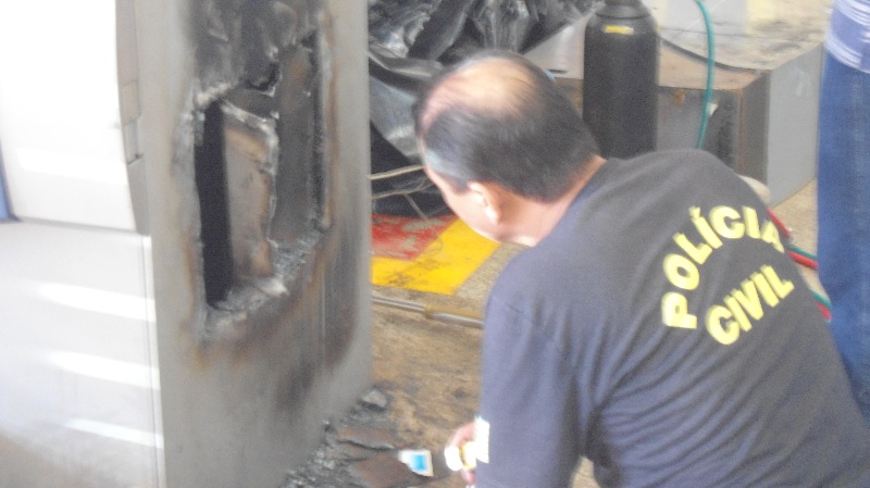 Bandidos usam maçarico para arrombar caixa eletrônico em supermercado de Altos